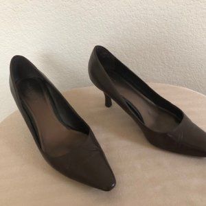 Dark Brown Leather Pumps with Pointed Toe!